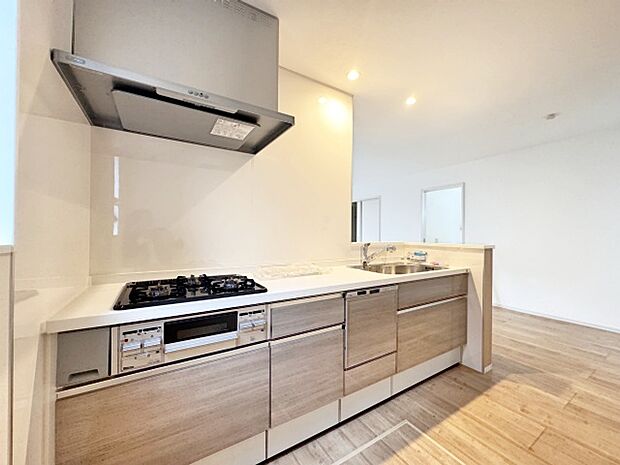 人工大理石を使用したシステムキッチン。永く傷つきにくく、お手入れもしやすい高機能性です。