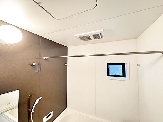 花粉や雨の日、寒い冬の時期に嬉しい浴室乾燥機。換気機能で入浴時に湿気を換気しカビの防止にもなります。