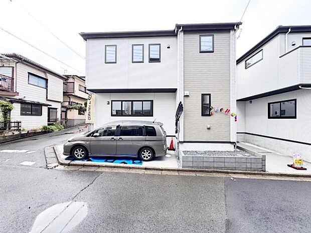 南東4m・南西4m幅員の角地に面しておりお車の運転が苦手な方でも安心して出入りいただけます。