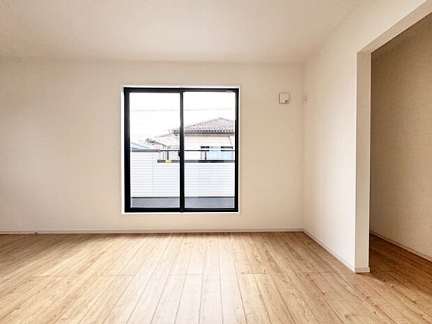 どんな家具にでも相性が良い清潔感ある白色調のクロスを採用。主張しすぎない配色、耐久性にも優れた床材は日々のメンテナンスも楽に、快適に過ごして頂けるよう考えられています。