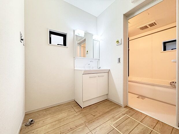 ゆとりの洗面スペースで朝の身支度もスムーズに行えます。