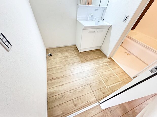 ゆとりの洗面スペースで朝の身支度もスムーズに行えます。