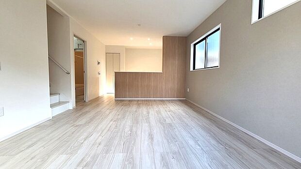 家族団欒のリビング。陽光差し込む食卓には家族の会話とスマイルが溢れます。いつまでもここで食卓を囲みたくなる、そう感じさせてくれるスペース。 