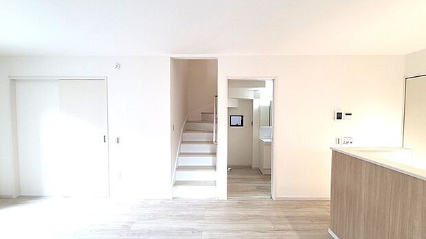 リビングにいる家族の顔が見渡せるカウンターキッチン。お料理もより一層おいしく、楽しく。食器棚を背面に設置しても十分な広さを確保しています。 