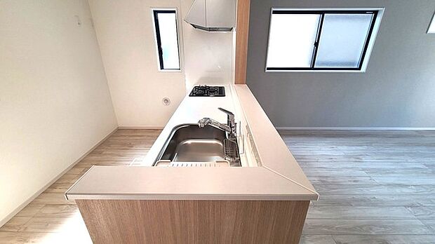 リビングにいる家族の顔が見渡せるカウンターキッチン。お料理もより一層おいしく、楽しく。食器棚を背面に設置しても十分な広さを確保しています。 