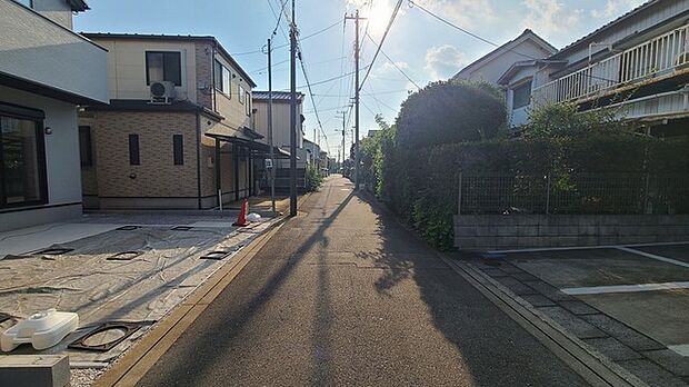 セカンドカーや来客時にも便利なカースペース2台分ございます。 