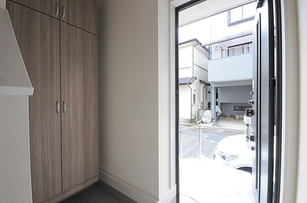 玄関はおうちの顔とも呼ばれる重要な場所!明るくスッキリと見える空間で住まう人を見送り、出迎えてくれます。