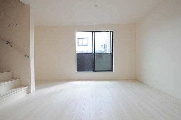 家族団欒のリビング。陽光差し込む食卓には家族の会話とスマイルが溢れます。いつまでもここで食卓を囲みたくなる、そう感じさせてくれるスペース。