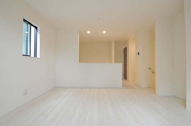 どんな家具にでも相性が良い清潔感ある白色調のクロスを採用。主張しすぎない配色、耐久性にも優れた床材は日々のメンテナンスも楽に、快適に過ごして頂けるよう考えられています。