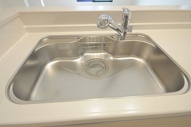 人工大理石を使用したシステムキッチン。永く傷つきにくく、お手入れもしやすい高機能性です。