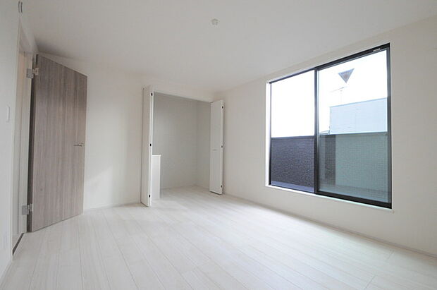 窓から眺める風景は一日の疲れを癒すヒーリングを奏でる、心地の良い時間を演出してくれます。室内も重要ですが、周りの環境もマイホーム選びの大事なポイント