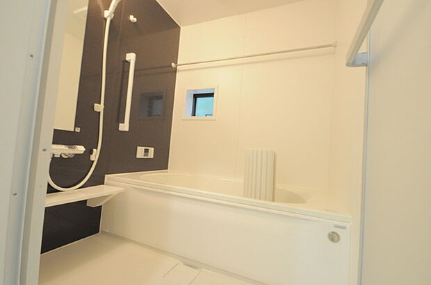 花粉や雨の日、寒い冬の時期に嬉しい浴室乾燥機。換気機能で入浴時に湿気を換気しカビの防止にもなります。