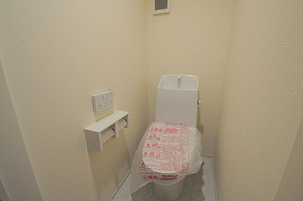 1.2階にそれぞれトレイがございます。朝の混雑時に分散して利用できるほか、ゲスト用としても使い分けることもできます。