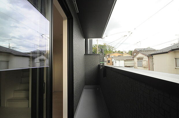 陽ざしが差込む明るいバルコニー。奥行きのあるバルコニーはお洗濯時に助かります。