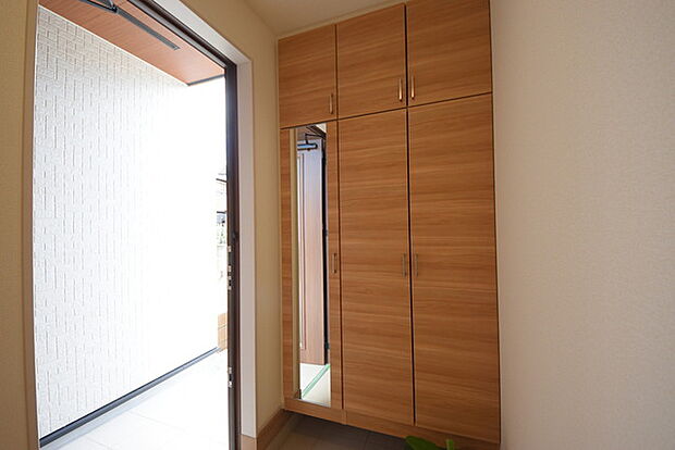 お宅の顔となる明るく開放的な玄関。ご家族皆様様の靴を収納できるスペースと全身鏡があり、お出掛け前に身だしなみチェックもできます。