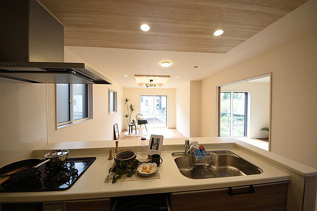 家族が一番集まる場所だから広々としつつも素敵な空間であって欲しい。皆がくつろぐリビングからキッチンまでが一つに繋がる空間。