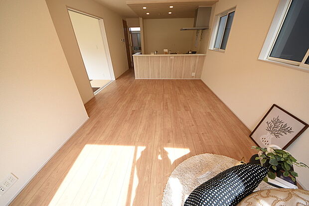 家族団欒のリビング。陽光差し込む食卓には家族の会話とスマイルが溢れます。いつまでもここで食卓を囲みたくなる、そう感じさせてくれるスペース。 