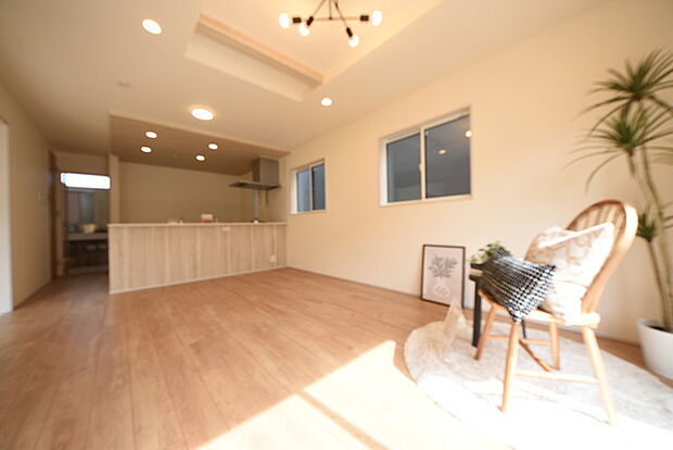 いつも家族の集まるリビングは広々とした16.37帖。通風・採光にも優れ、心安らぐ風と光がたえない空間。汎用性に富んだ居住スペースと、高揚感さえも与えてくれる住空間です。