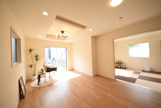 夕食の時間。家族、友人、両親、親戚との会話がより料理を美味しくしてくれる。あっという間に時間が過ぎてしまう居心地の良さは、普段はほっとする空間としてここにあります。 