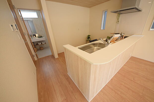 リビングにいる家族の顔が見渡せるカウンターキッチン。お料理もより一層おいしく、楽しく。食器棚を背面に設置しても十分な広さを確保しています。 