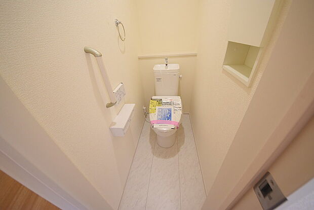 ウォシュレット機能付きのトイレ。収納もあり実用性も兼ね備えた造り。