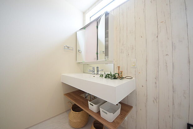 お出かけ前の身だしなみに一歩差がつく三面鏡。ミラー裏にはたっぷり収納もございます。 