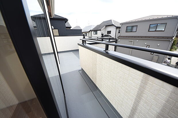 6帖側は広めのバルコニーは風通しも良くお洗濯物もしっかりと干すことができます！ 