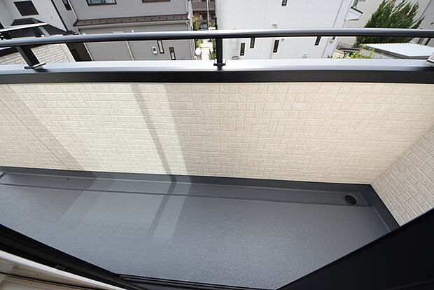 5.25帖側は陽ざしが差込む明るいバルコニー。奥行きのあるバルコニーはお洗濯時に助かります。