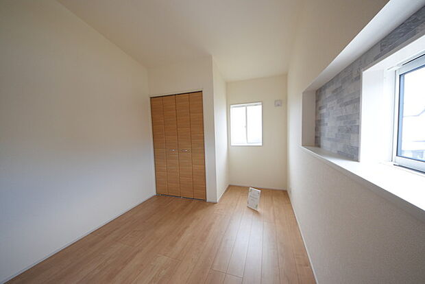 今からここを誰のお部屋にしようか、そんな洋室。大きさは6.0帖です。