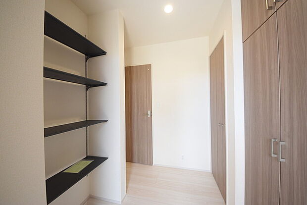 明るく開放的な玄関、靴の脱ぎ履きもしやすく、収納も豊富でご家族皆様の靴をスッキリ収納できます。