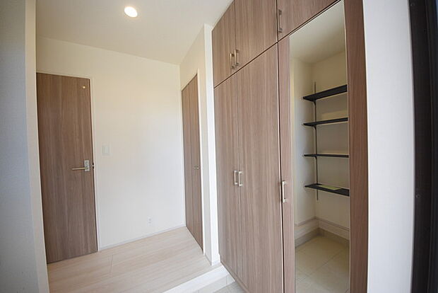 お宅の顔となる明るく開放的な玄関。ご家族皆様様の靴を収納できるスペースと全身鏡があり、お出掛け前に身だしなみチェックもできます。