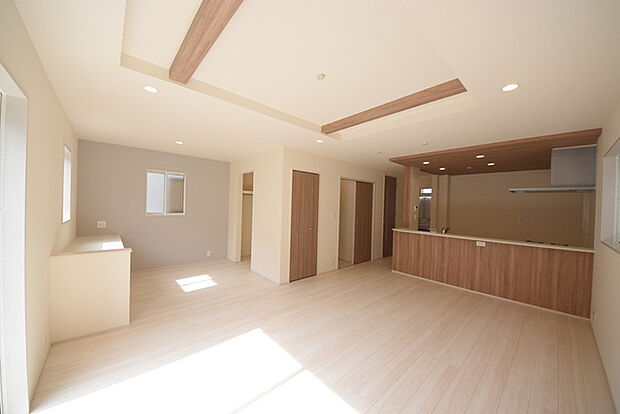 いつも家族の集まるリビングは広々とした20.75帖(スタディーコーナー3.75帖含む)。通風・採光にも優れ、心安らぐ風と光がたえない空間。