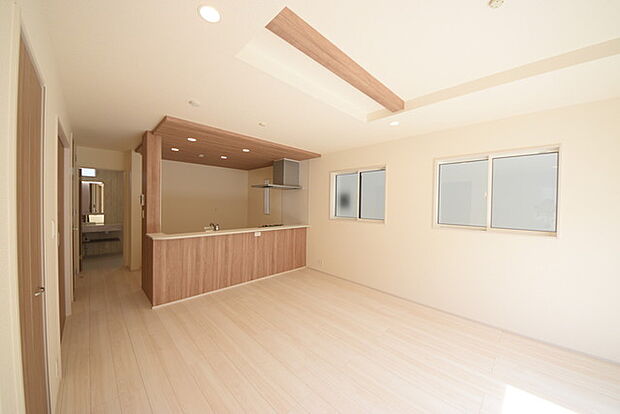 家族団欒のリビング。陽光差し込む食卓には家族の会話とスマイルが溢れます。いつまでもここで食卓を囲みたくなる、そう感じさせてくれるスペース。 