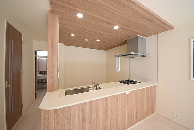 キッチンはオープンカフェスタイルだからリビングとの一体感はバッチリ。毎日のお料理時間も楽しくなりそうです。