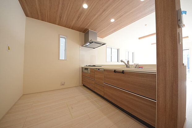 時短に活躍する食器洗浄機や一杯の水も楽しめる浄水器があるシステムキッチン。