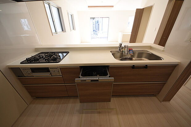 時短に活躍する食器洗浄機や一杯の水も楽しめる浄水器があるシステムキッチン。