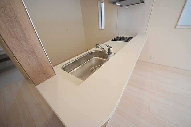 リビングにいる家族の顔が見渡せるカウンターキッチン。お料理もより一層おいしく、楽しく。食器棚を背面に設置しても十分な広さを確保しています。 