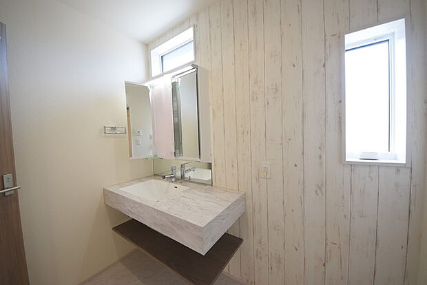 使い勝手の良い洗面台、窓があることで換気もしやすく清潔感のある空間を保てます。
