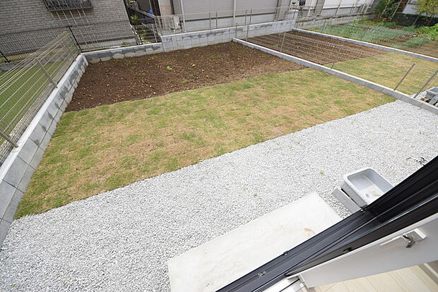 戸建てならではのお庭スペース。BBQやガーデニング、お子様のプールなど、、、、様々な楽しみ方ができるプライベート空間。ご家族皆さままで思いっきりお楽しみください。