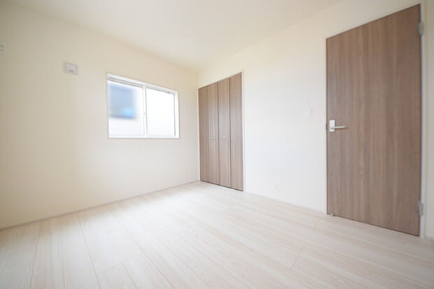 今からここを誰のお部屋にしようか、そんな洋室。大きさは5.25帖です。