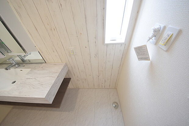 ゆとりの洗面スペースで朝の身支度もスムーズに行えます。