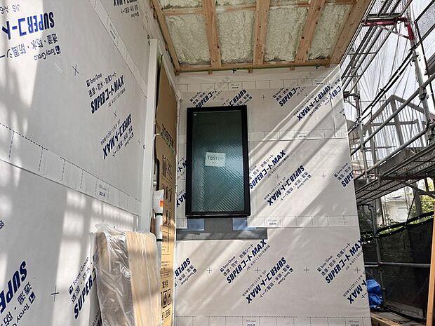 断熱材は発泡ウレタン(水から生まれた体に優しい素材)です。断熱性・気密性・吸音性に優れた断熱材です。