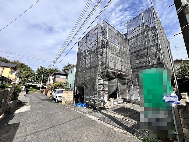 西側道路は突当り遊歩道で通り抜けができないため、交通量が少なく静かな住環境です。