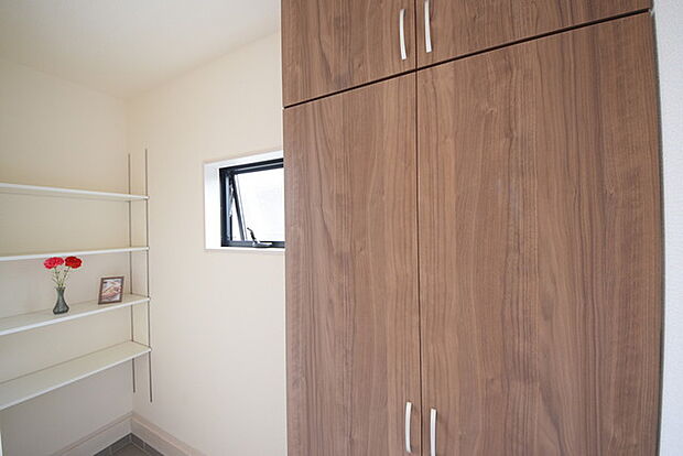 土間収納付きでベビーカーやゴルフバック、お子様のおもちゃもスッキリ収納できます。 