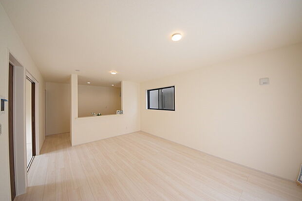 いつも家族の集まるリビングは広々とし16帖。通風・採光にも優れ、心安らぐ風と光がたえない空間。汎用性に富んだ居住スペースと、高揚感さえも与えてくれる住空間です。 