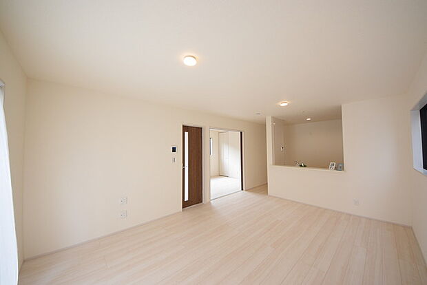 いつも家族の集まるリビングは広々とした16帖。通風・採光にも優れ、心安らぐ風と光がたえない空間。汎用性に富んだ居住スペースと、高揚感さえも与えてくれる住空間です。 