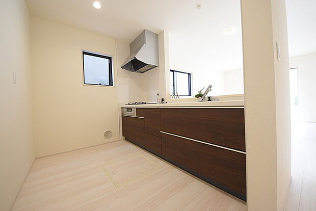 キッチンはオープンカフェスタイルだからリビングとの一体感はバッチリ。毎日のお料理時間も楽しくなりそうです。 