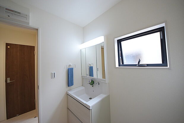 使い勝手の良い洗面台、窓があることで換気もしやすく清潔感のある空間を保てます。 