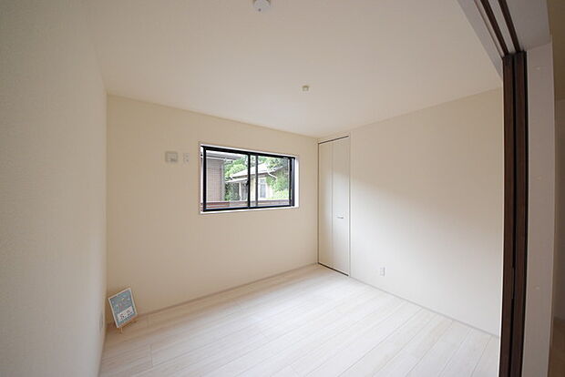 今からここを誰のお部屋にしようか、そんな洋室。大きさは5.25帖です。 