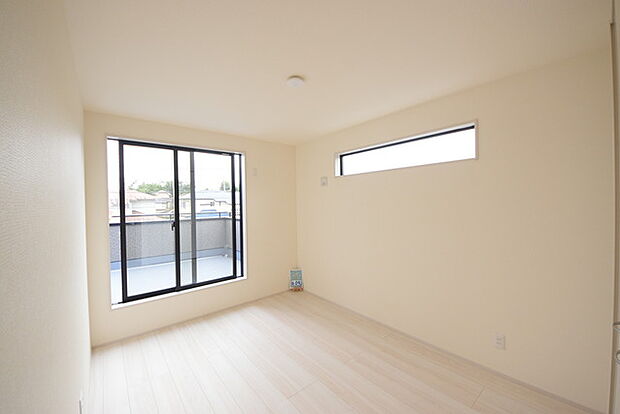 今からここを誰のお部屋にしようか、そんな洋室。大きさは6.09帖です。 